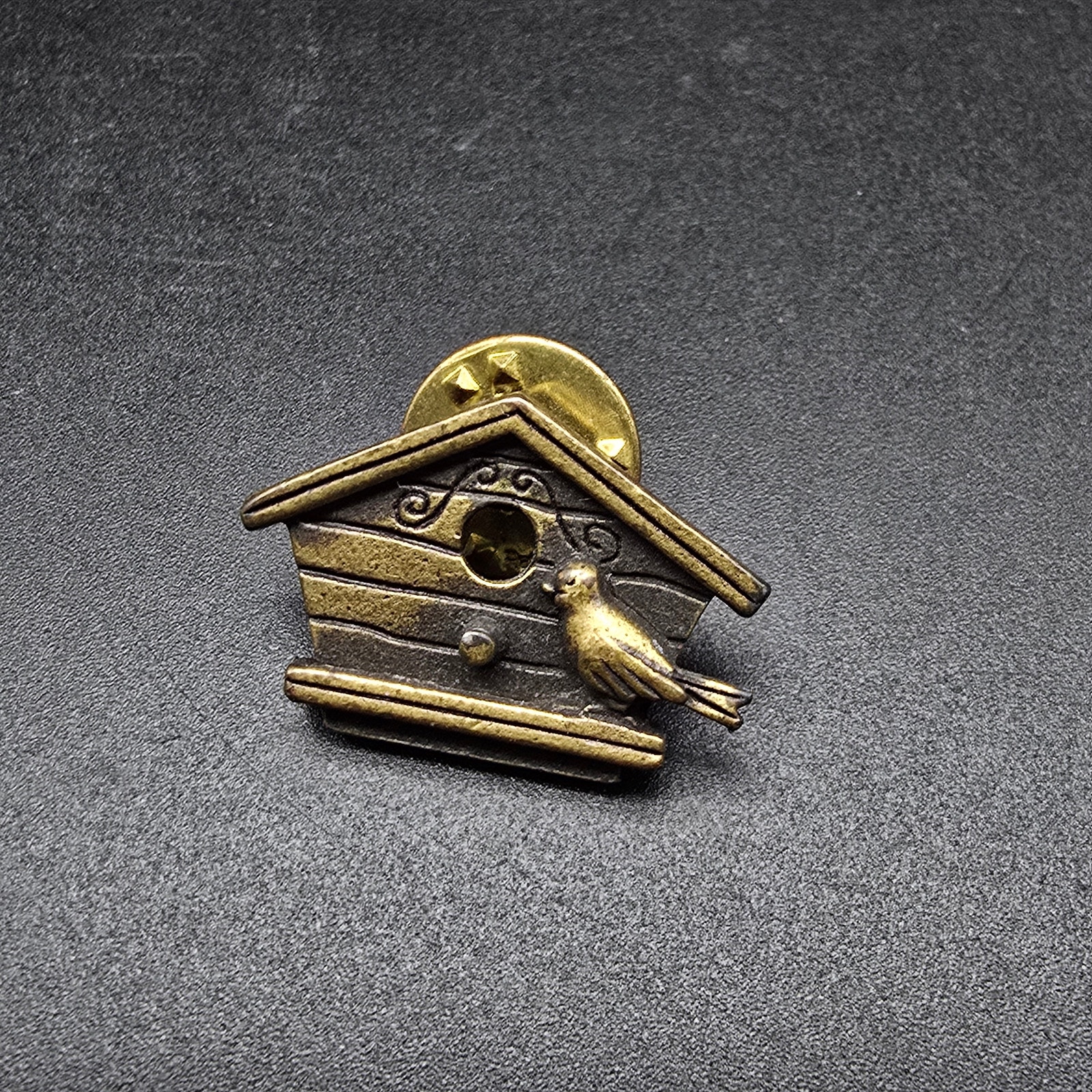 Jonette Jewelry Bronze Tone Birdhouse Pin Bird Lover Spring Time Vintage 12$